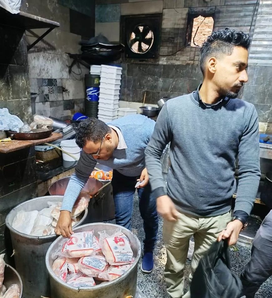 جهاز حماية المستهلك ومديرية الصحة تضبط وتعدم 227 كجم لسلع منتهية الصلاحية ومجهولة المصدر داخل مطعم شهير بمدينة أسوان