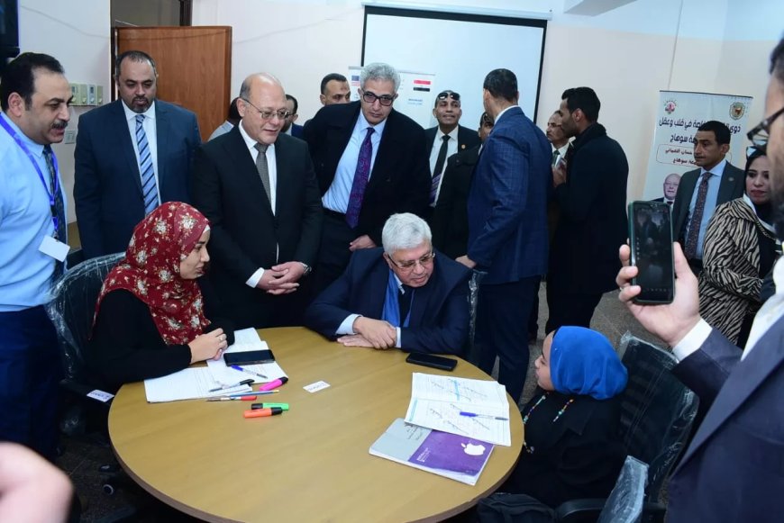 وزير التعليم العالي ورئيس جامعة سوهاج يتفقدان مركز خدمة ذوي الإعاقة