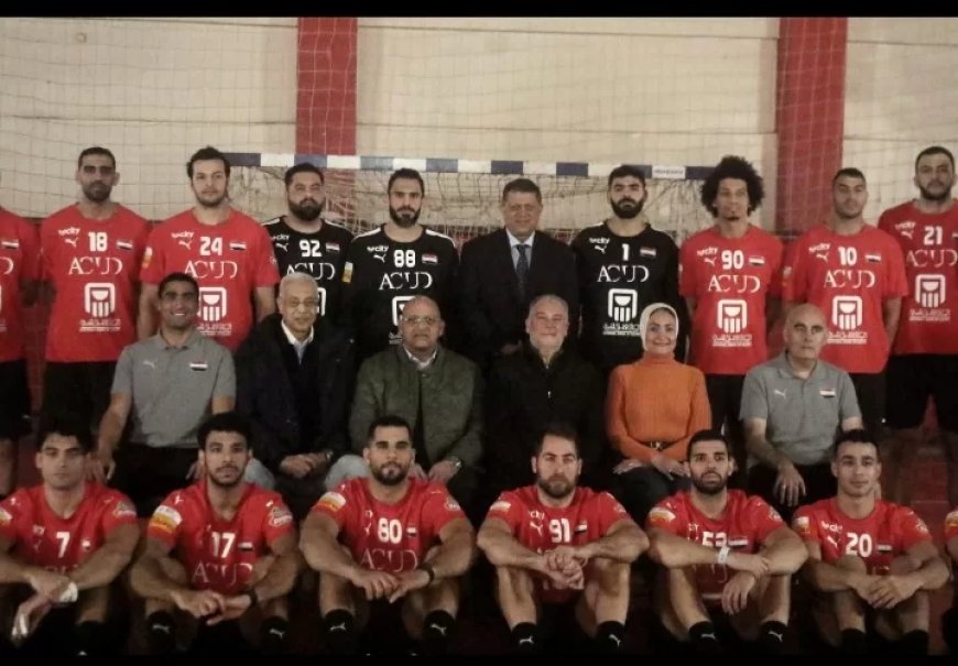 خالد فتحي يدعم منتخب  كرة اليد قبل السفر لبطولة العالم بالدانمارك