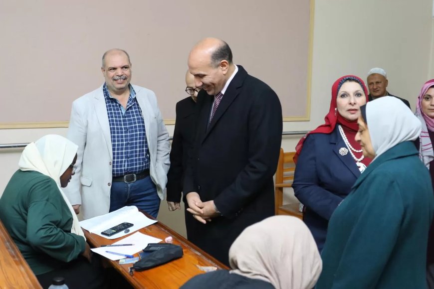 نائب رئيس جامعة الزقازيق لشئون التعليم والطلاب يتابع سير الامتحانات بكلية الصيدلة