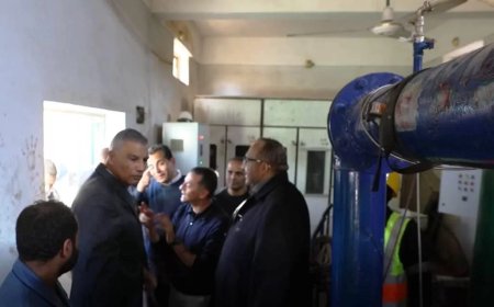 تأكيداً لإنهاء مشكلة عدم إنتظام مياه الشرب بحى المحمودية .. محافظ أسوان يتفقد أعمال تركيب المواتير والطلمبات الجديدة برافع المحمودية