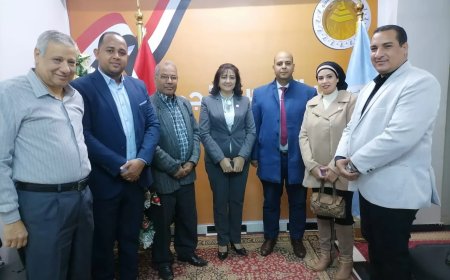 أعضاء نموذج محاكاة مجلس الشيوخ في قنا يزورون النائبة نجلاء باخوم للتهنئة بعيد الميلاد المجيد