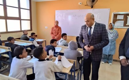 بالصور..وكيل تعليم أسوان يتابع امتحانات الفصل الدراسى الأول لصفوف النقل بخمس لجان امتحانية مختلفة