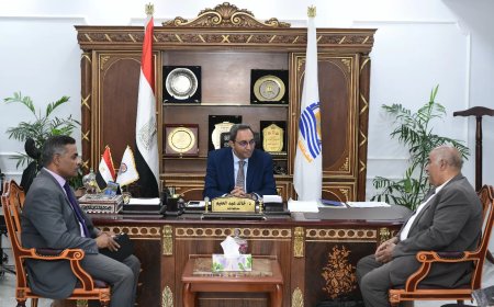 لزيادة انتاجية محصول قصب السكر.. محافظ قنا يناقش عرضا لإدارة مشروع مجمع شتلات القصب بالمراشدة