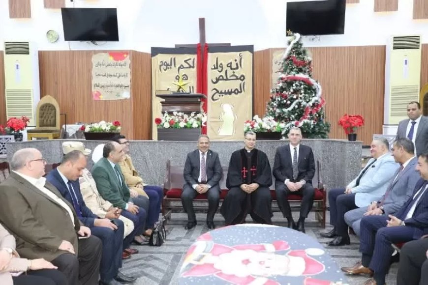 لتقديم التهنئة للأخوة المسيحيين بعيد الميلاد المجيد.. محافظ الشرقية يزور الكنيستين الكاثوليكية والإنجيلية بالزقازيق