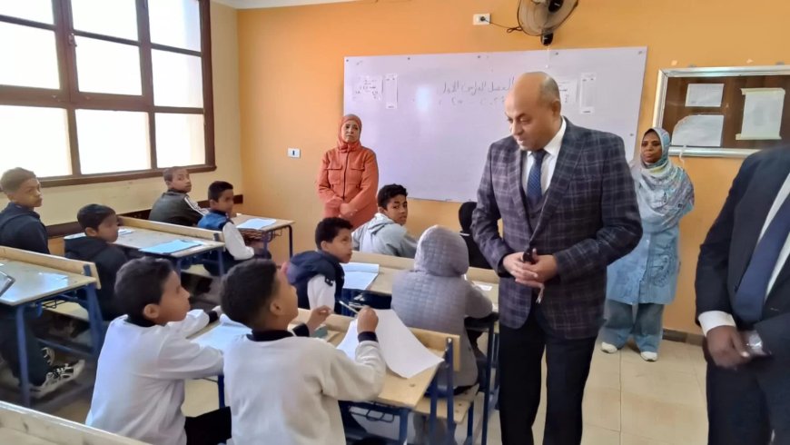 بالصور..وكيل تعليم أسوان يتابع امتحانات الفصل الدراسى الأول لصفوف النقل بخمس لجان امتحانية مختلفة