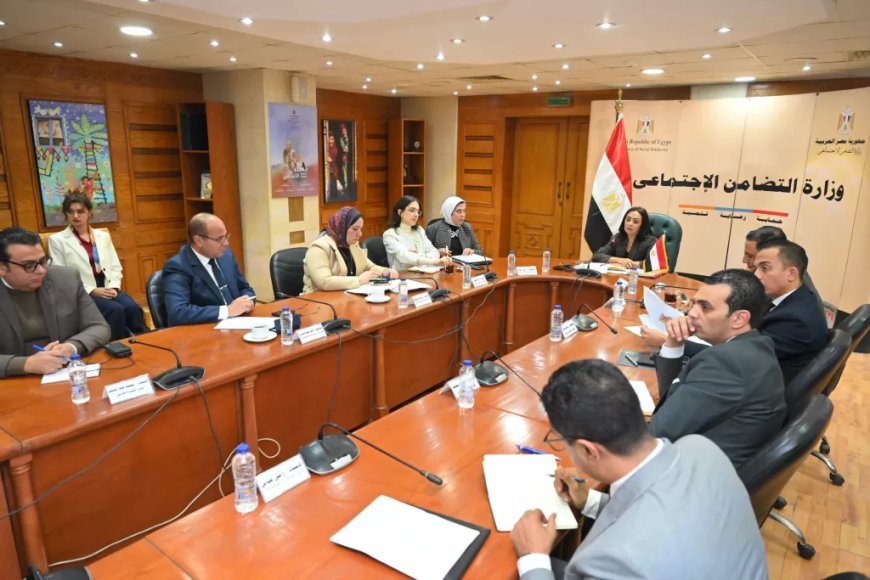 وزيرة التضامن تشدد على تطوير الخدمات للمسنين والأيتام وتوسيع مشروع الأسر البديلة