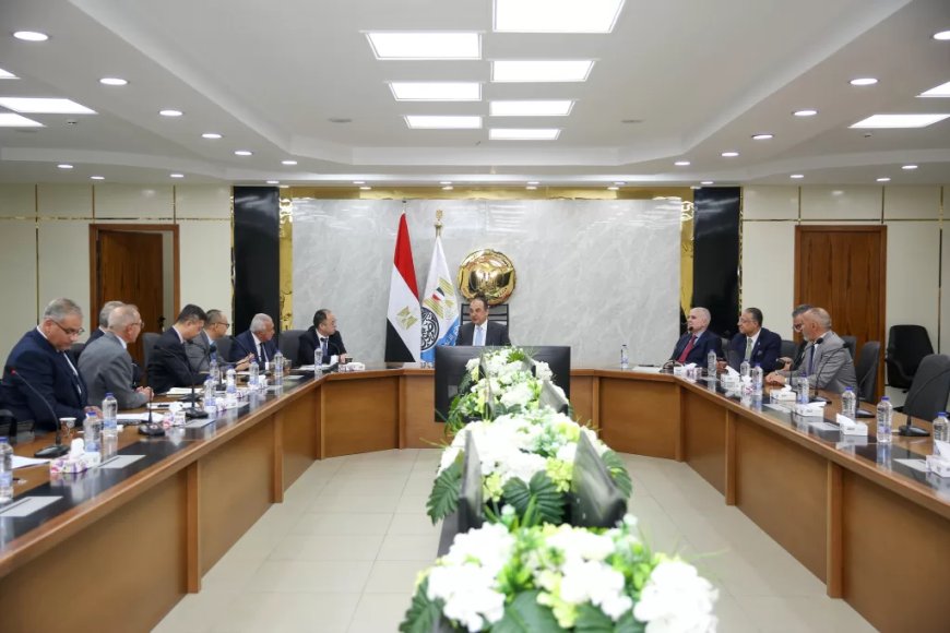وزير قطاع الأعمال العام يلتقي رئيس شركة “CNRC” الصينية الرائدة عالميا في صناعة الإطارات لبحث سبل التعاون