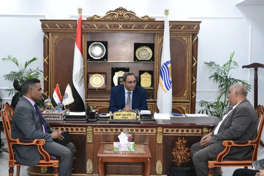 لزيادة انتاجية محصول قصب السكر.. محافظ قنا يناقش عرضا لإدارة مشروع مجمع شتلات القصب بالمراشدة