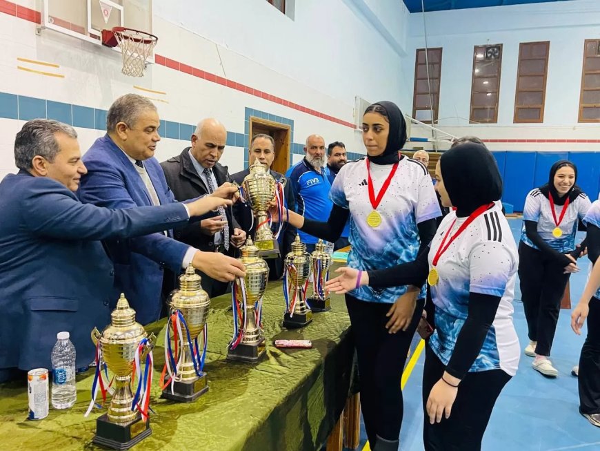 رئيس جامعة كفر الشيخ يكرم الفرق الفائزة بدوري القطاعات “القطاع السابع” لكرة الطائرة بمشاركة 8 جامعات