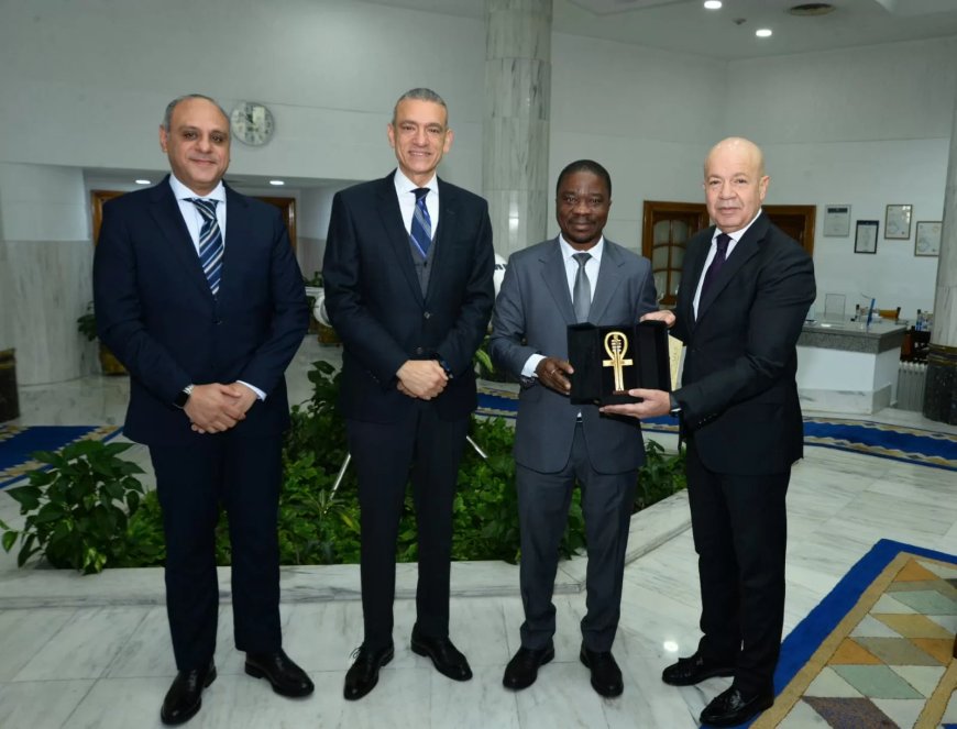 زكريا ودوليه يبحثان التعاون المشترك في النقل الجوي بين مصر وكوت ديفوار