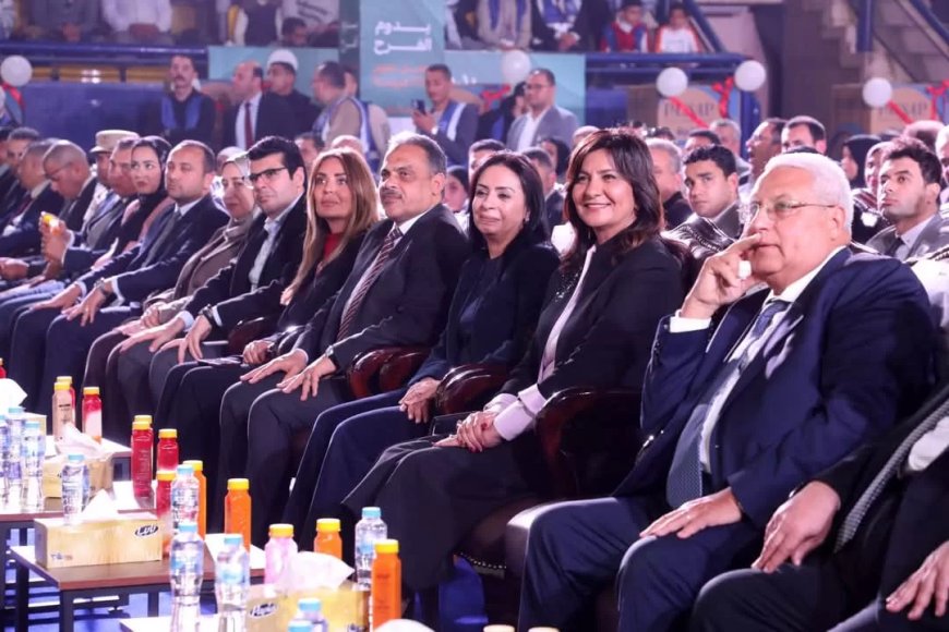 وزيرة التضامن الإجتماعي ومحافظ الشرقية يشهدان إحتفالية ” يدوم الفرح” بالصالة المغطاة بالزقازيق
