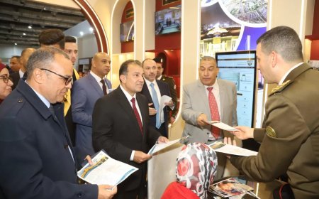 رئيس جامعة جنوب الوادي يتفقد جناح وزارة الدفاع بمعرض القاهرة الدولي للكتاب