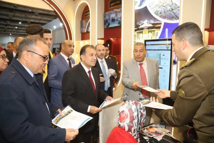رئيس جامعة جنوب الوادي يتفقد جناح وزارة الدفاع بمعرض القاهرة الدولي للكتاب