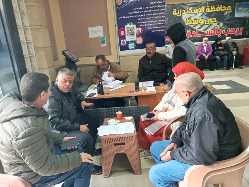 في سابقة من نوعها.. رئيس حي وسط الإسكندرية يجلس بين المواطنين ويستمع لطلباتهم