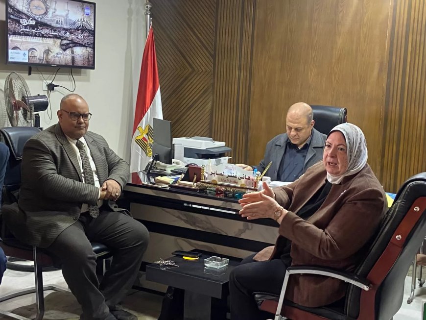 وكيل وزارة التربية والتعليم بقنا يترأس اجتماعًا لمناقشة دمج التكنولوجيا في التعليم