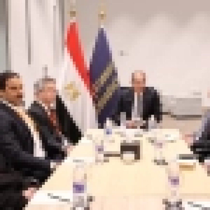 شادة من رئيسة قومى المرأة ووزيرة التضامن الاجتماعى   بمعرض ديارنا ومنتجات السيدات