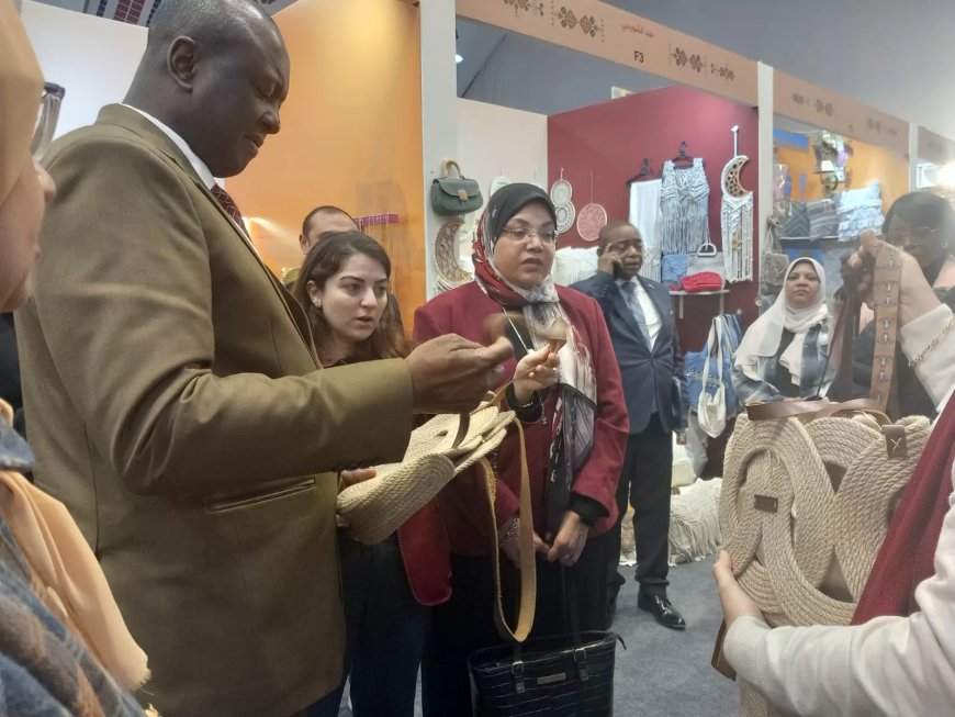 خلال جولته بـ “ديارنا”.. سفير الكونغو الديمقراطية يشيد بالتراث المصرى والمشغولات اليدوية