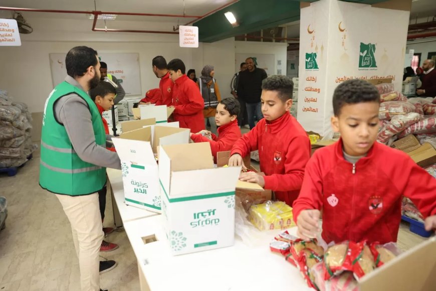 أكاديمية النادي الأهلي لكرة القدم تشارك في تعبئة كراتين رمضان بمصر الخير