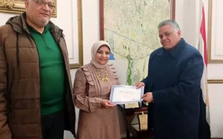 تكريم مدير الموارد البشرية ووكيل الرصد البيئي لبلوغهما سن الكمال في حي وسط الإسكندرية
