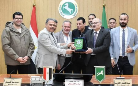 محافظ الشرقية  يُكرم لاعبي فريق هوكي الشرقية (رجال) بنادي الشرقية الرياضي لفوزهم ببطولة أفريقيا للأندية الأبطال للمرة الـ 28