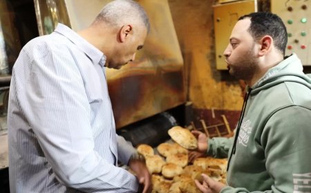 محافظ أسوان يفاجئ أحد المخابز البلدية ويشيد بجودة رغيف العيش ومطابقته للمواصفات