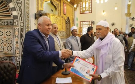 محافظ الوادي الجديد يسلم عقود تعويضات أهالي منطقة موط القديمة