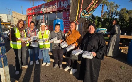 أمانة المرأة بحزب الشعب الجمهوري بقنا توزع 500 وجبة ساخنة على الصائمين بمواقف السيارات