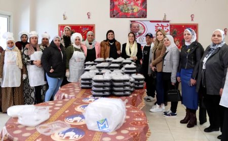 لدكتورة نسرين البغدادى ومحافظ القاهرة يتفقدان مطبخ المصرية  بحي الأسمرات