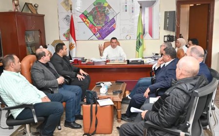 رئيس جهاز العاشر من رمضان يجتمع بالشركات المنفذة لمشروعات المرافق والطرق والكهرباء بالمنطقة الصناعية الثقيلة