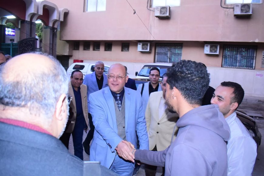 النعماني يشارك المرضى وذويهم الإفطار في أول أيام رمضان بالخيمة الرمضانية بمستشفى سوهاج الجامعي
