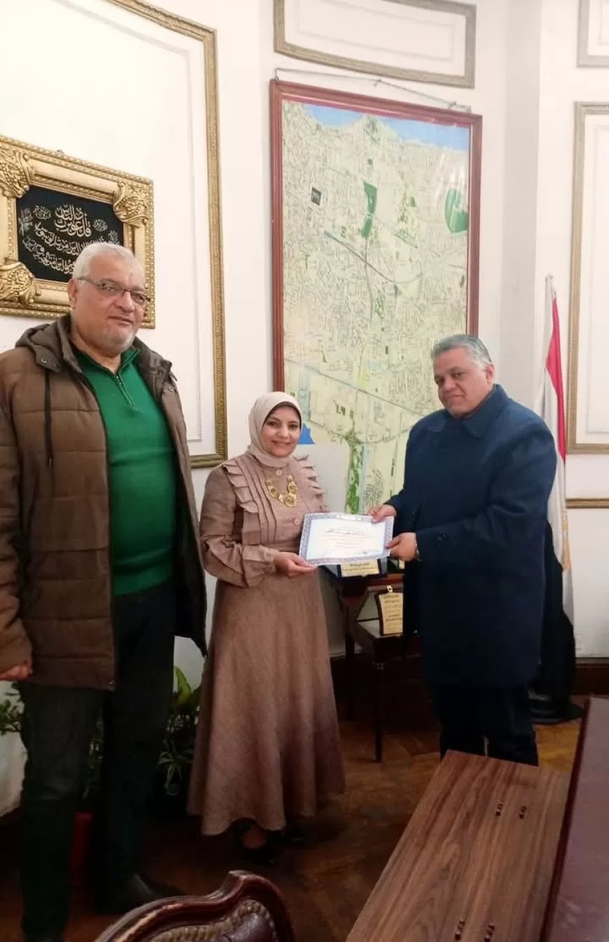 تكريم مدير الموارد البشرية ووكيل الرصد البيئي لبلوغهما سن الكمال في حي وسط الإسكندرية