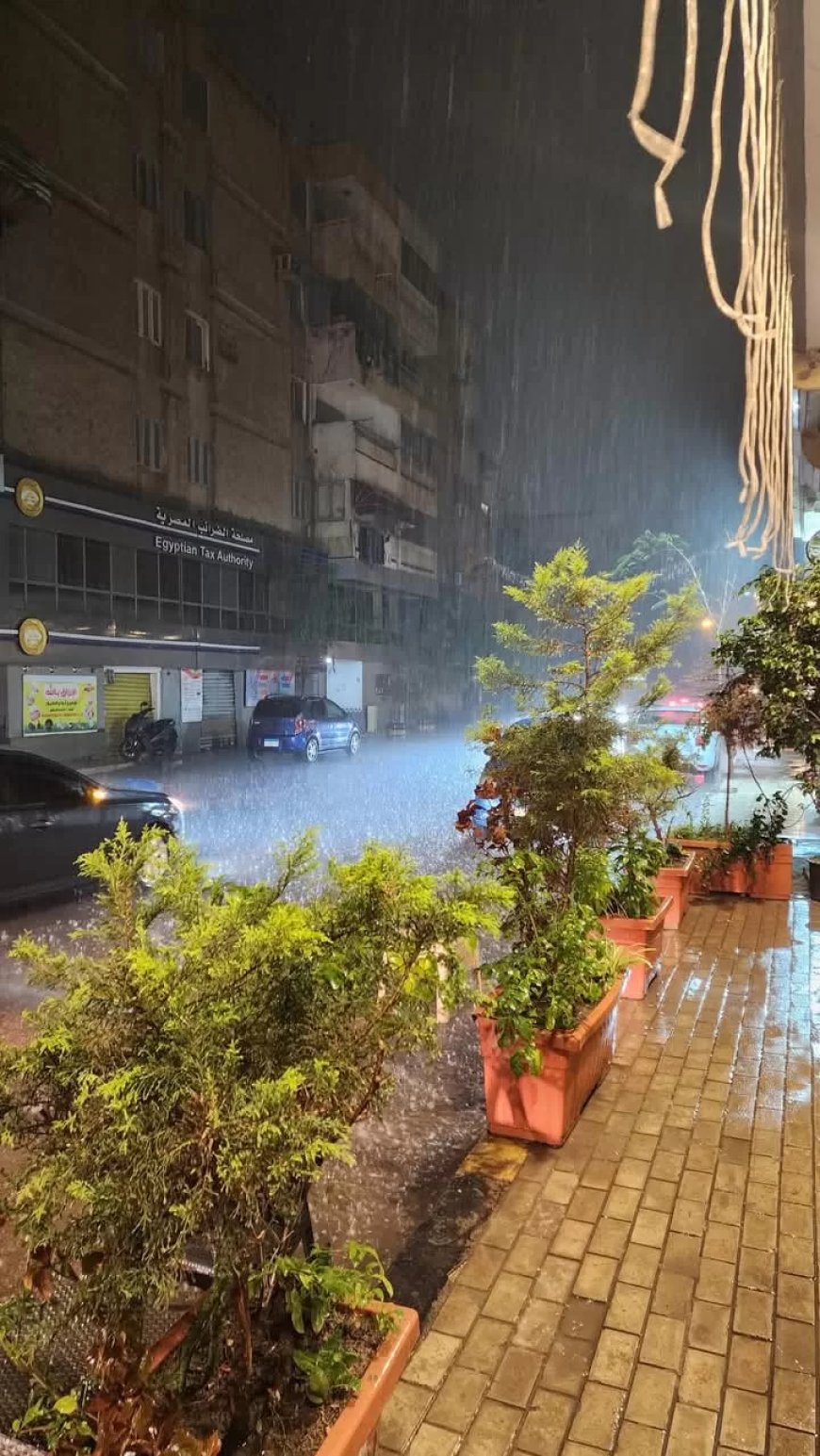 عاصفة رعدية وأمطار غزيرة تضرب الإسكندرية.. وانهيار جزئي بخيمة نادي سموحة الرمضانية