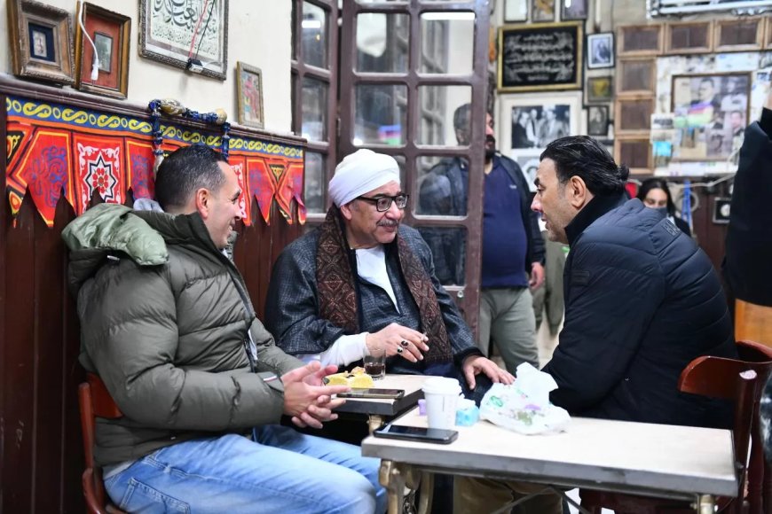 أبطال “قهوة المحطة” يشاهدون الحلقة الأولى سوياً اثناء استكمال التصوير