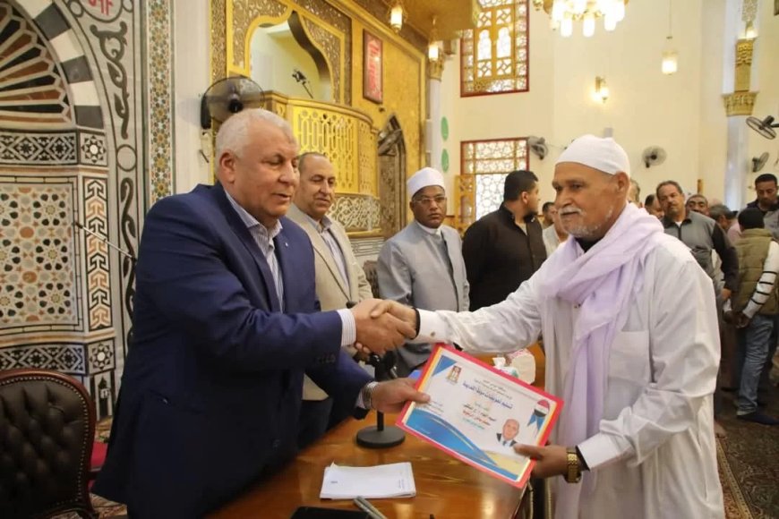 محافظ الوادي الجديد يسلم عقود تعويضات أهالي منطقة موط القديمة