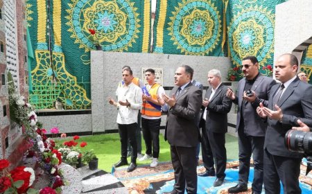 تخليداً لذكراهم الطيبة .. محافظ الشرقية يضع إكليلاً من الزهور على النصب التذكاري لشهداء مدرسة بحر البقر الإبتدائية