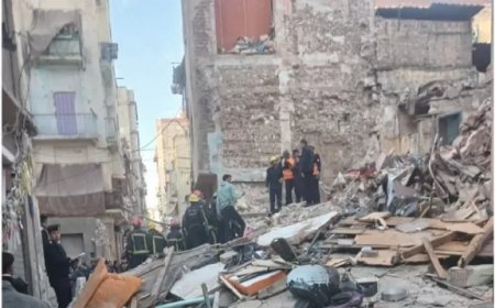 انتشال 3 أطفال وسيدة من أسفل أنقاض عقار الإسكندرية المنهار