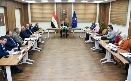 رئيس هيئة الدواء مع ممثلي نقابة الأطباء وجهاز الدمغة الطبية وغرفة الصناعة والاتحاد العام للغرف التجارية
