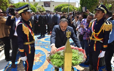 محافظ أسيوط ومدير الأمن يضعان إكليل الزهور على النصب التذكاري لشهداء قرية بني عدي بمنفلوط احتفالاً بالعيد القومي للمحافظة الـ226