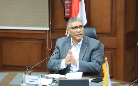 محافظ الجيزة يحيل سائق بالهيئة العامة للنظافة للنيابة.. لتفريغه حمولة مخلفات بالطريق العام بشارع البوهي بإمبابة