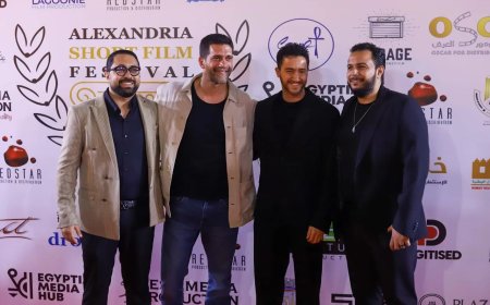 أحمد مالك يبكي خلال تكريمه بجائزة هيباتيا الذهبية في مهرجان الإسكندرية للفيلم القصير