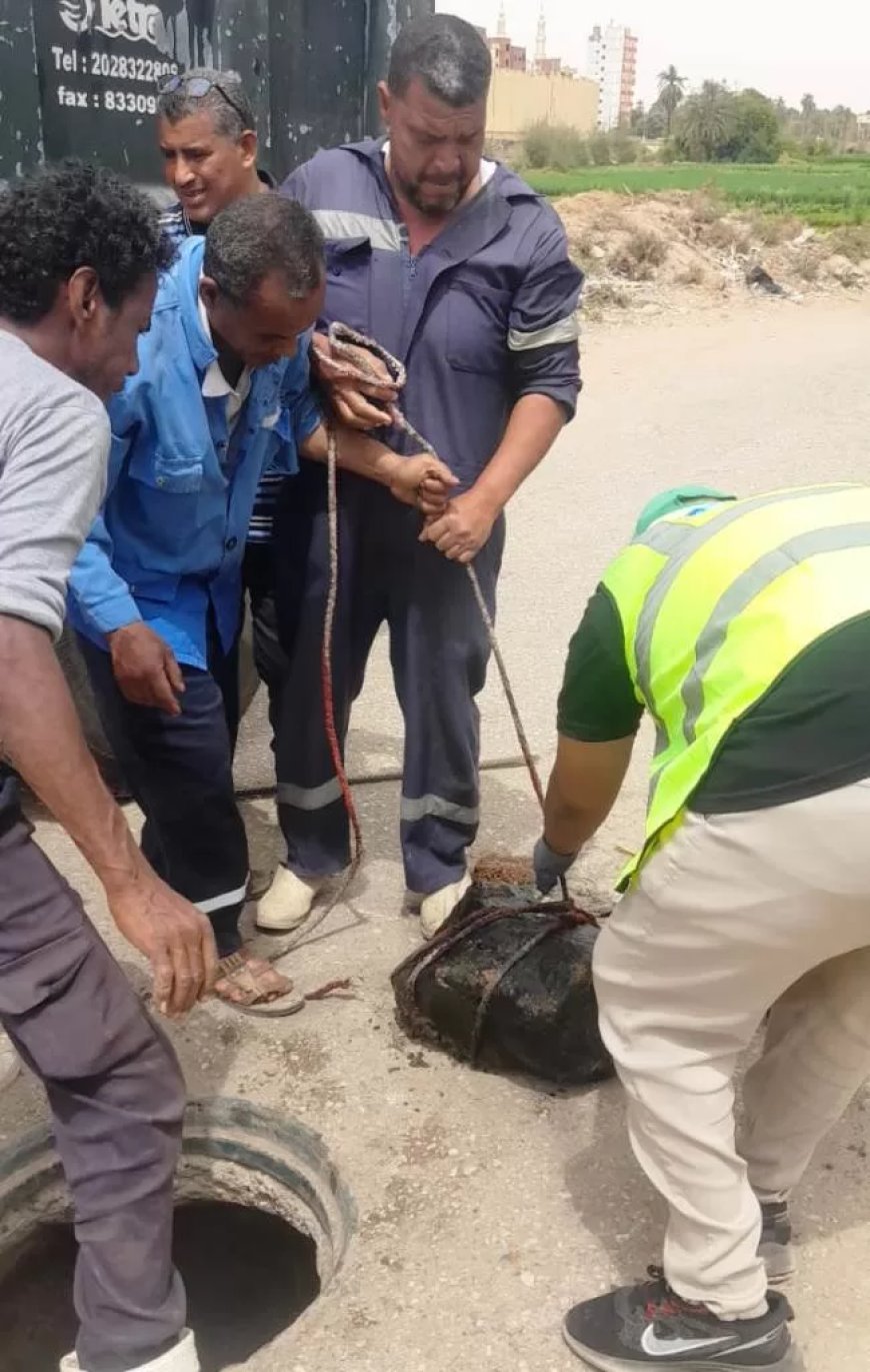 محافظ أسوان : تشكيل لجنة فنية لدراسة الأسباب الهندسية لطفح الصرف الصحى المتكرر بمدخل منطقة الكرور