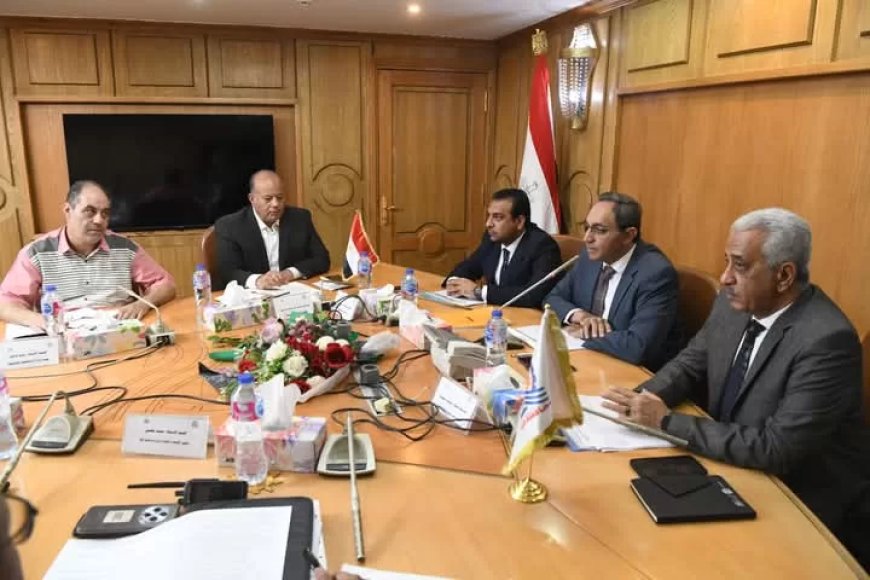 محافظ قنا يتابع الموقف التنفيذي لمشروعات الخطة الاستثمارية