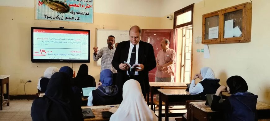 مدير تعليم قنا يفاجئ مدارس قرية الشيخية بإدارة قفط