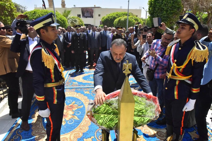 محافظ أسيوط ومدير الأمن يضعان إكليل الزهور على النصب التذكاري لشهداء قرية بني عدي بمنفلوط احتفالاً بالعيد القومي للمحافظة الـ226