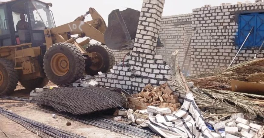 محافظ أسوان يتابع إزالة 132 حالة تعدى بمساحة 323 ألف و 96 م2 ضمن المرحلة الثالثة للموجه الـ 25