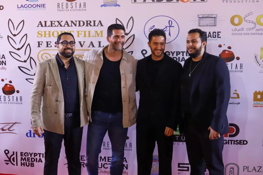 أحمد مالك يبكي خلال تكريمه بجائزة هيباتيا الذهبية في مهرجان الإسكندرية للفيلم القصير
