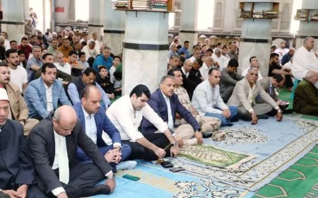 محافظ الشرقية  يؤدي و يشارك أهالي مدينة بلبيس صلاة الجمعة بمسجد الكويتية