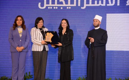 خلال حفل تكريم المؤسسات الأهلية الفائزة في مسابقة ” أهل الخير 2025  الدكتورة مايا مرسي تكرم قومي المرأة -درع المجلس تسلمته الدكتورة نسرين البغدادي