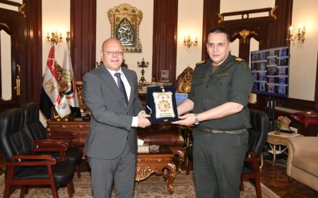 رئيس جامعة سوهاج و مدير إدارة الشئون المعنوية يناقشان تنفيذ برنامج توعوى متكامل لتعزيز الوعي الوطنى لدي الطلاب